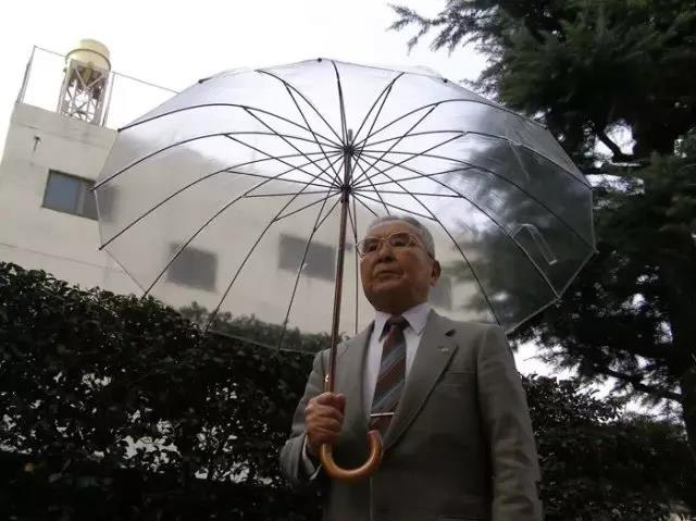 日本人为什么喜欢用透明的雨伞？
